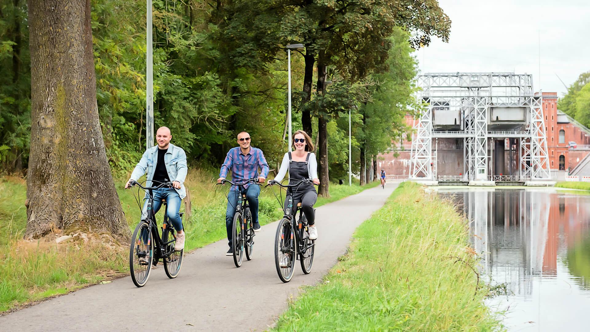 Touristes sur des vélos de location le long du Canal du Centre © Utopix Vhello